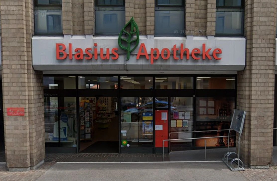 Ladenfront der Blasius-Apotheke in der Habsburgerstraße 131 in Freiburg
