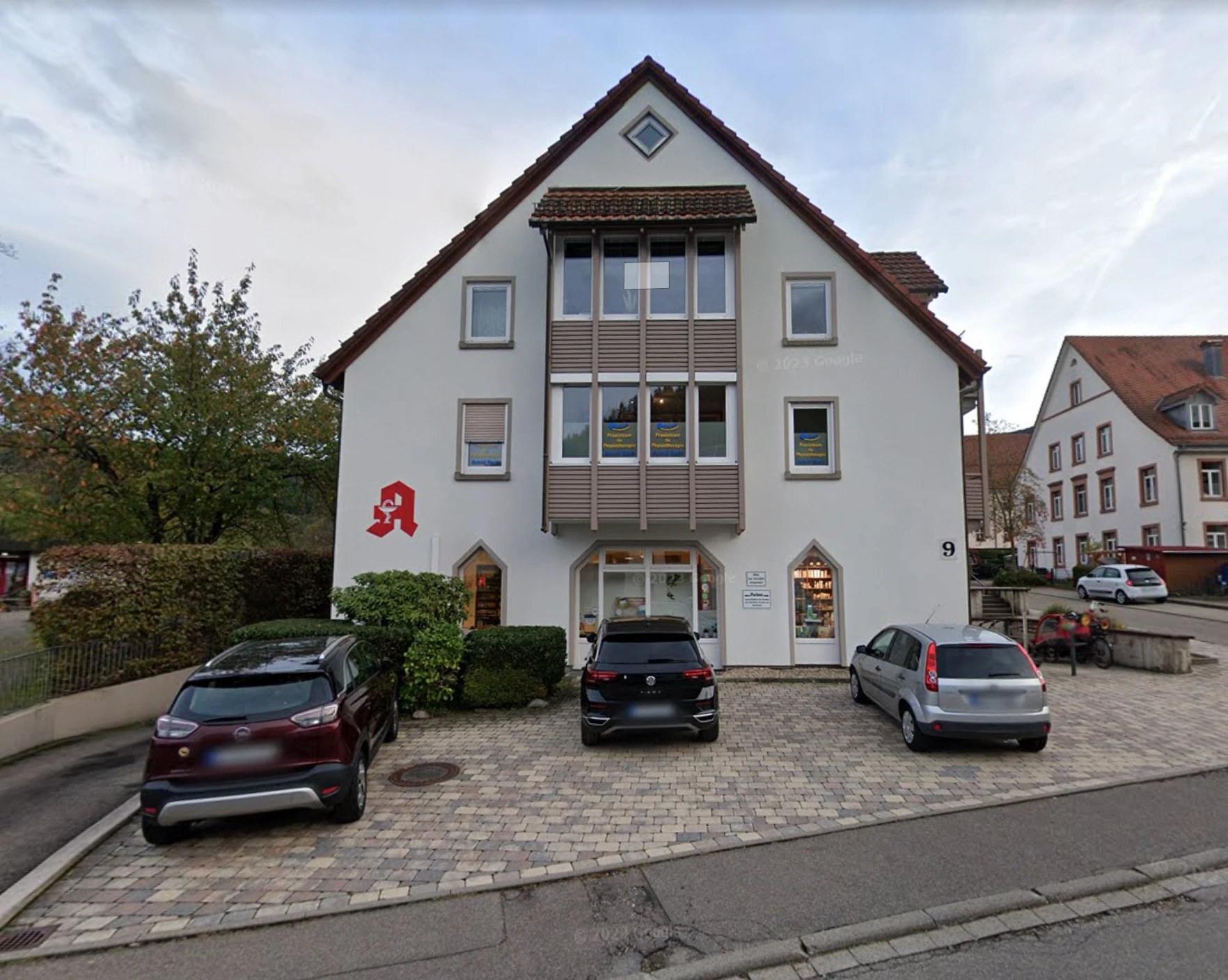 Gebäude der Kloster-Apotheke in der Hauptstraße 9 in Oberried